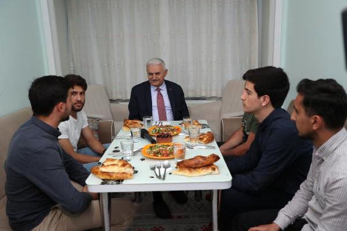 Binali Yıldırım Öğrencilerle İftar Yaptı