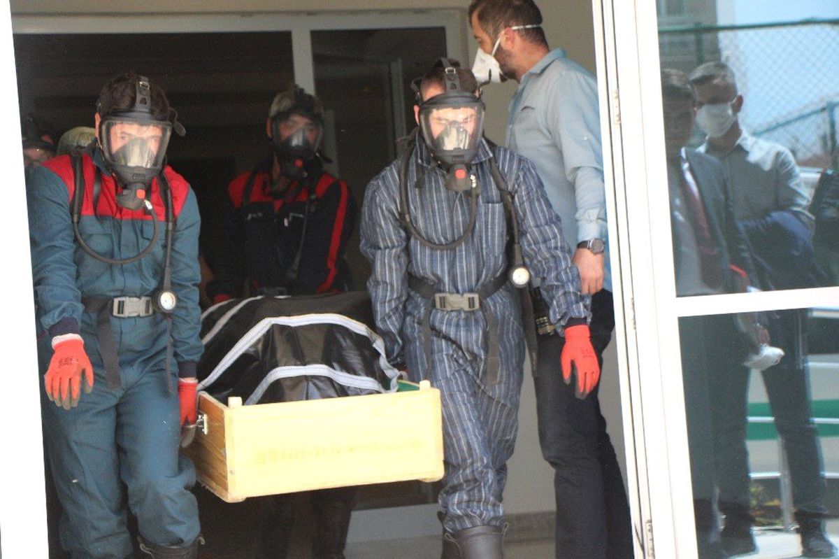 Bolu\'da, Evinde Ölü Bulunan Yaşlı Kadın, Özel Kıyafetlerle Cenaze Aracına Taşındı
