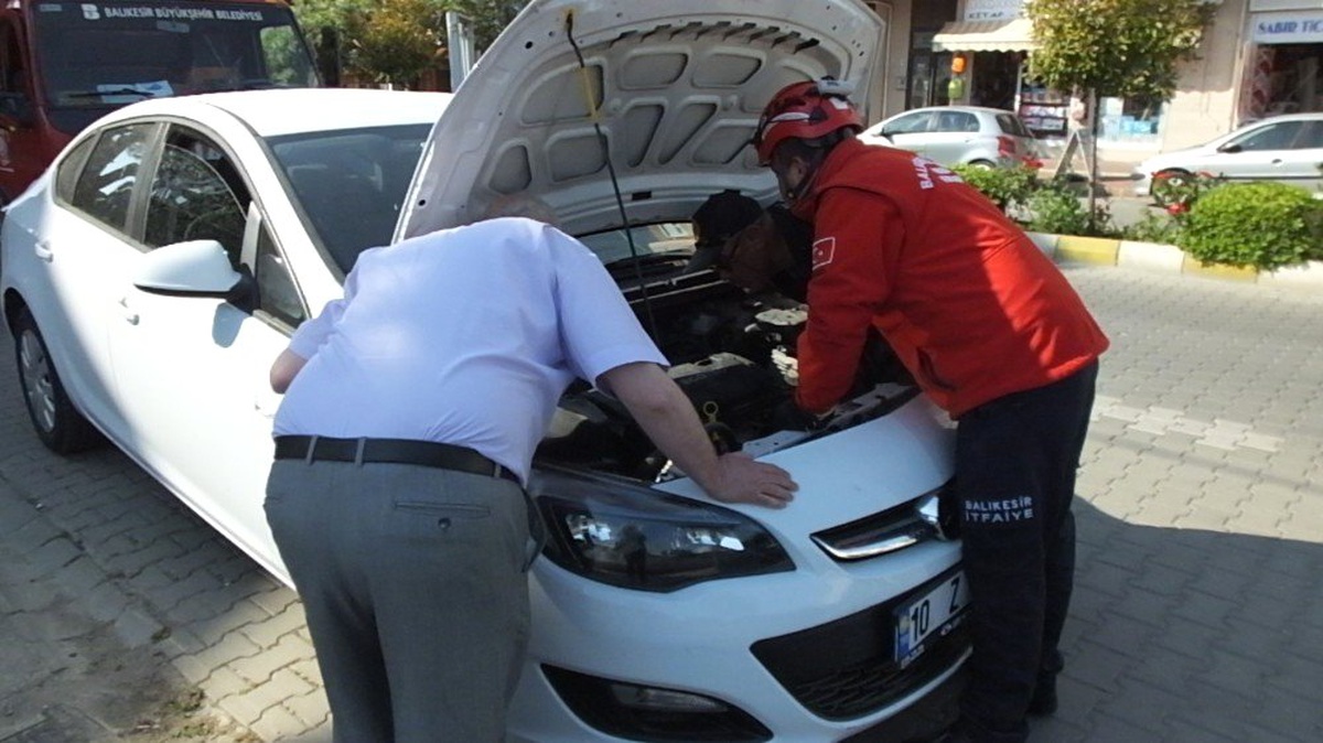 Burhaniye\'de Otomobilin Motoruna Giren Yavru Kediyi İtfaiye Çıkardı