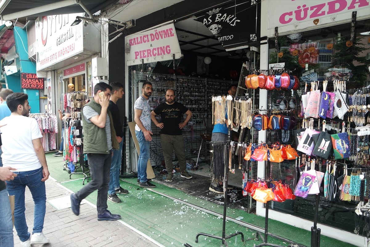 Bursa\'da Otomobil Dükkana Girdi
