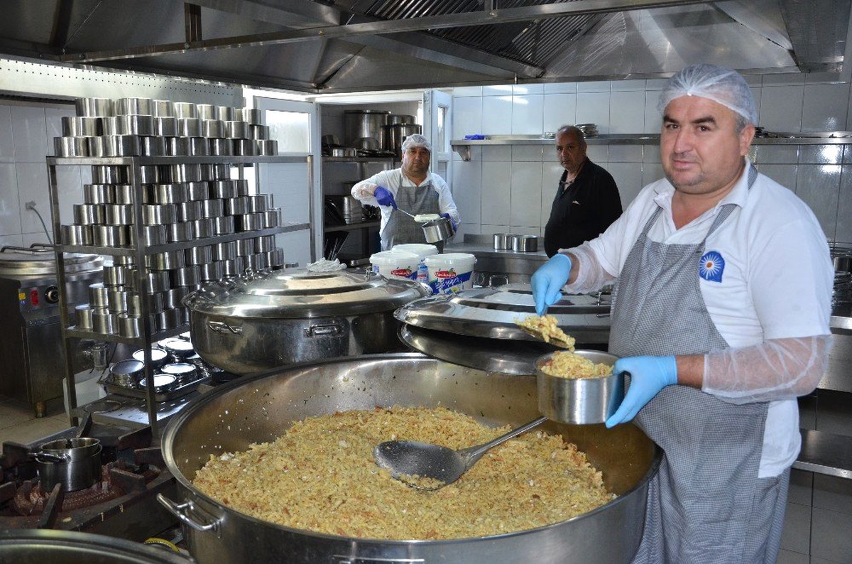 Büyükşehir Aşevi\'nden 3 Bin Kişiye Yemek Servisi
