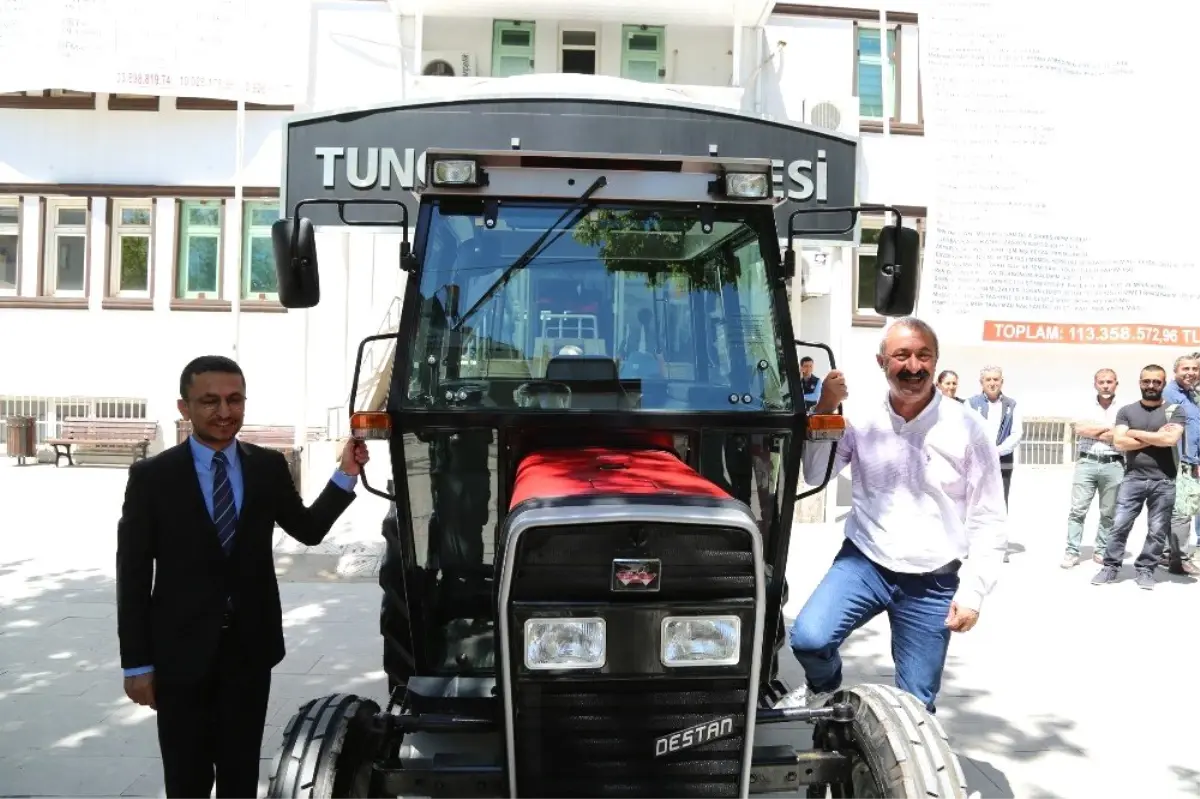 Çiftçiler Gününde, Traktör Hediye Etti