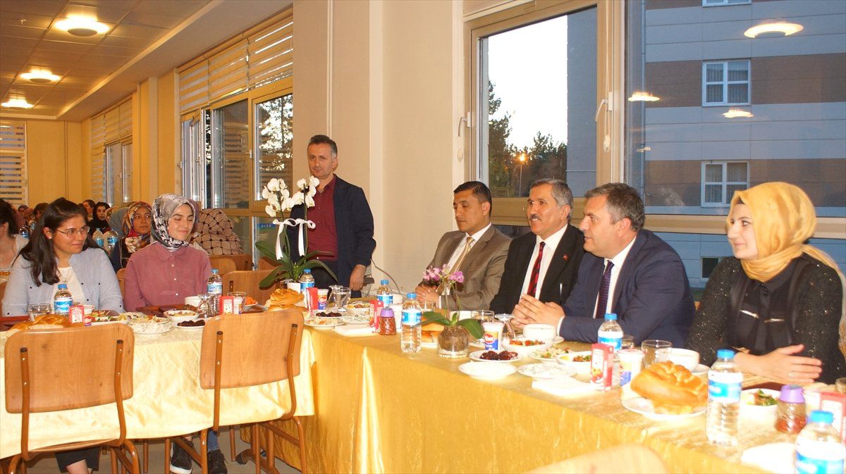 Çubuk Belediye Başkanı Demirbaş, Üniversite Öğrencileriyle İftar Yaptı