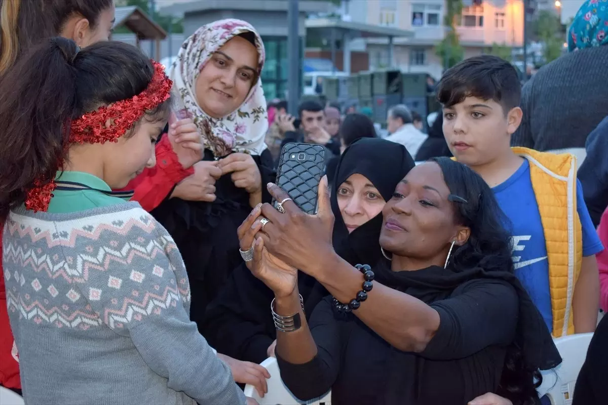 Della Miles Bağcılar\'da Sokak İftarında