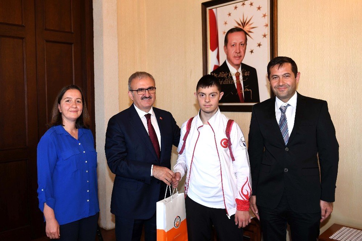 Downlu Sporcu Madalyalarını Valiye Gösterdi