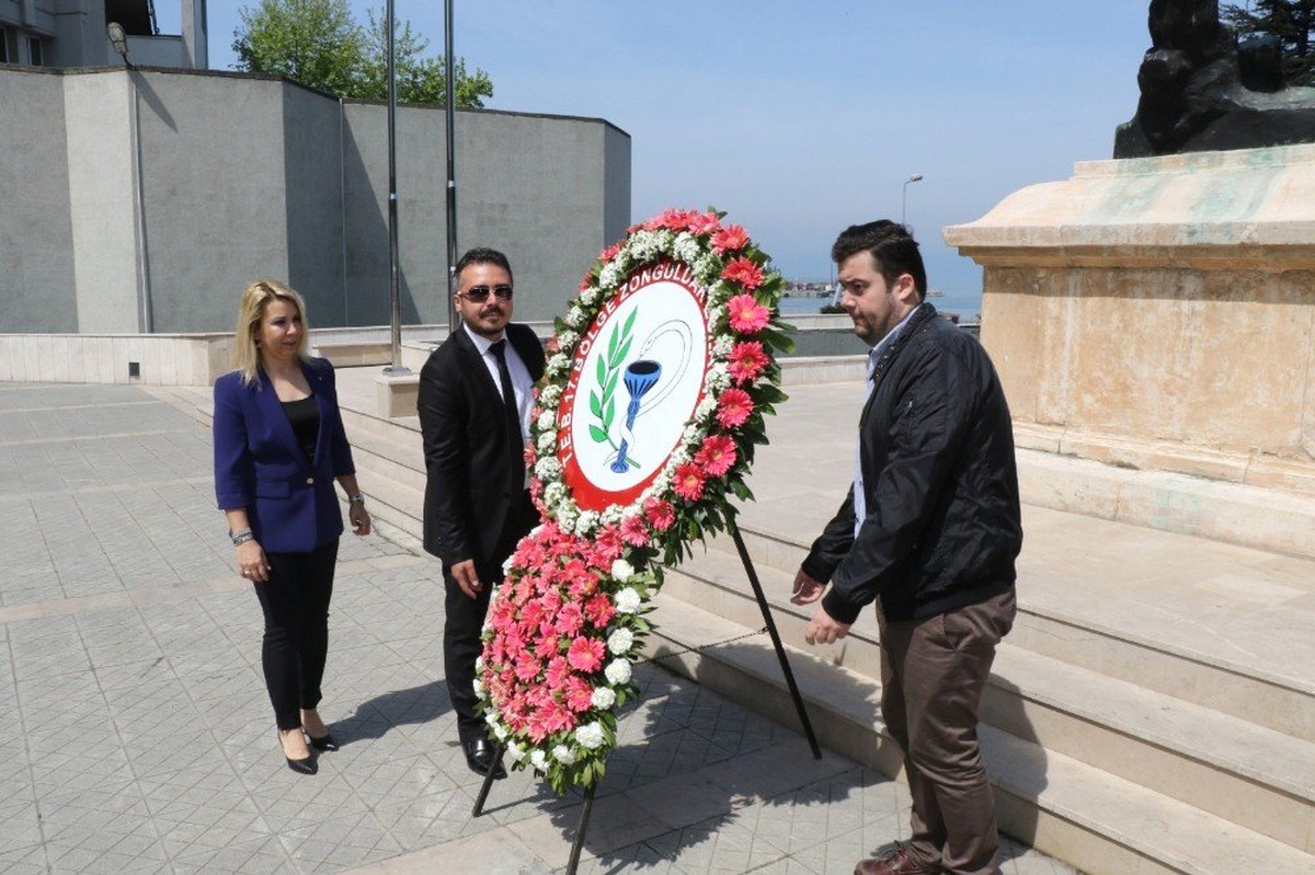 Eczacılar Atatürk Anıtı\'na Çelenk Bıraktı