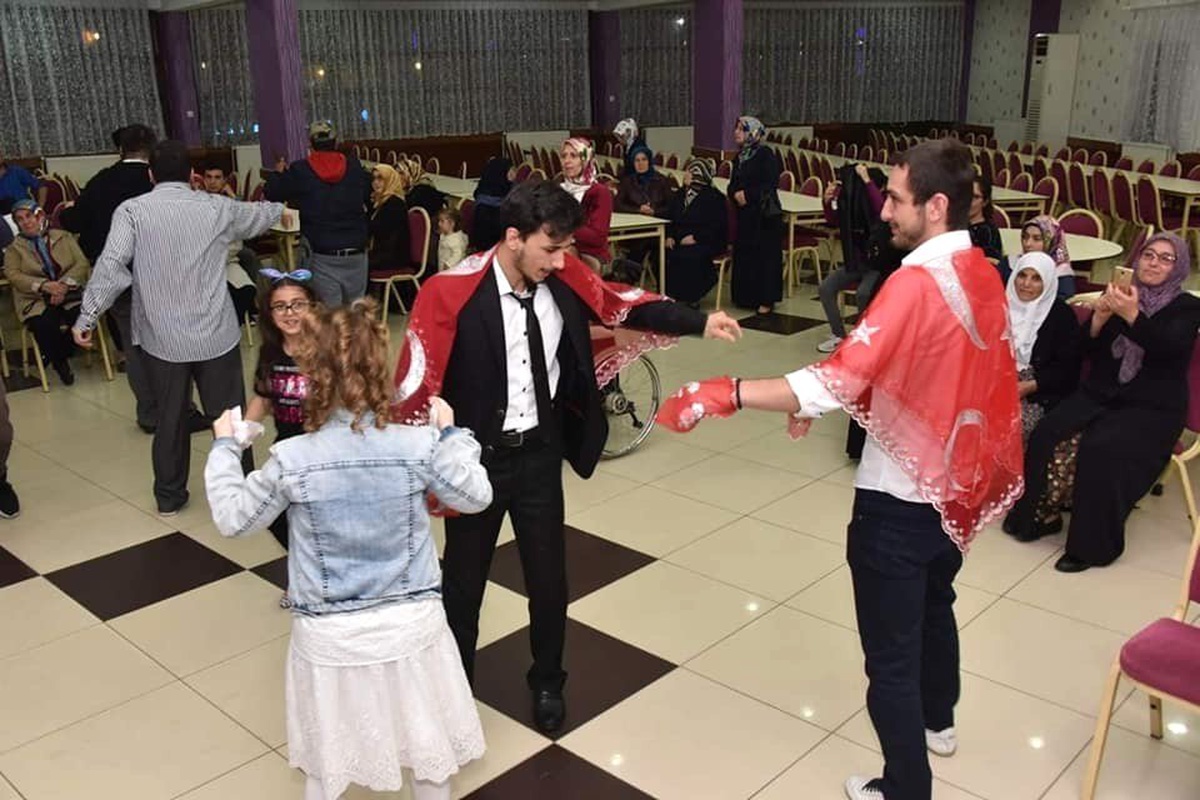 En Anlamlı Asker Kınası Bozüyük\'te Yakıldı