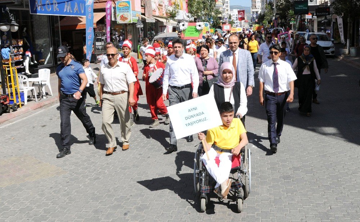 Engelli Öğrenciler Farkındalık İçin Yürüdü