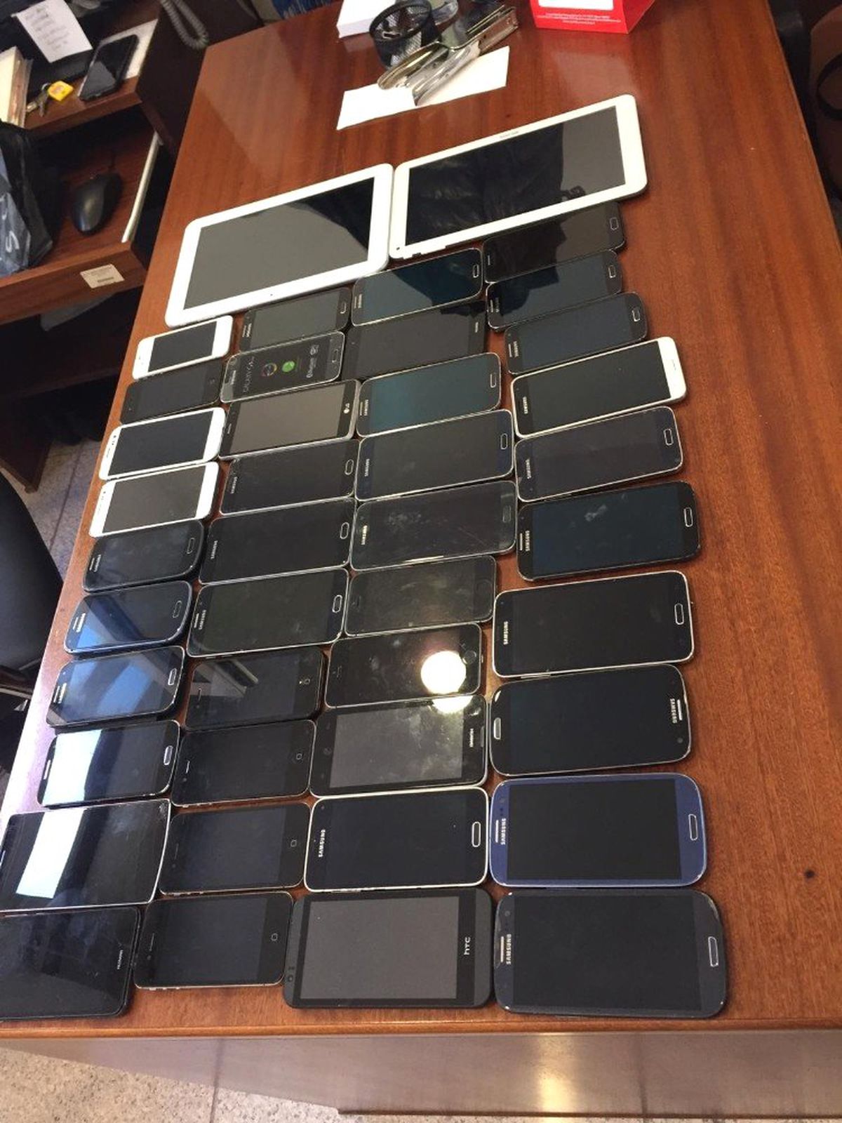 Eskişehir\'de Gümrük Kaçağı Çok Sayıda Akıllı Telefon ve Tablet Ele Geçirildi
