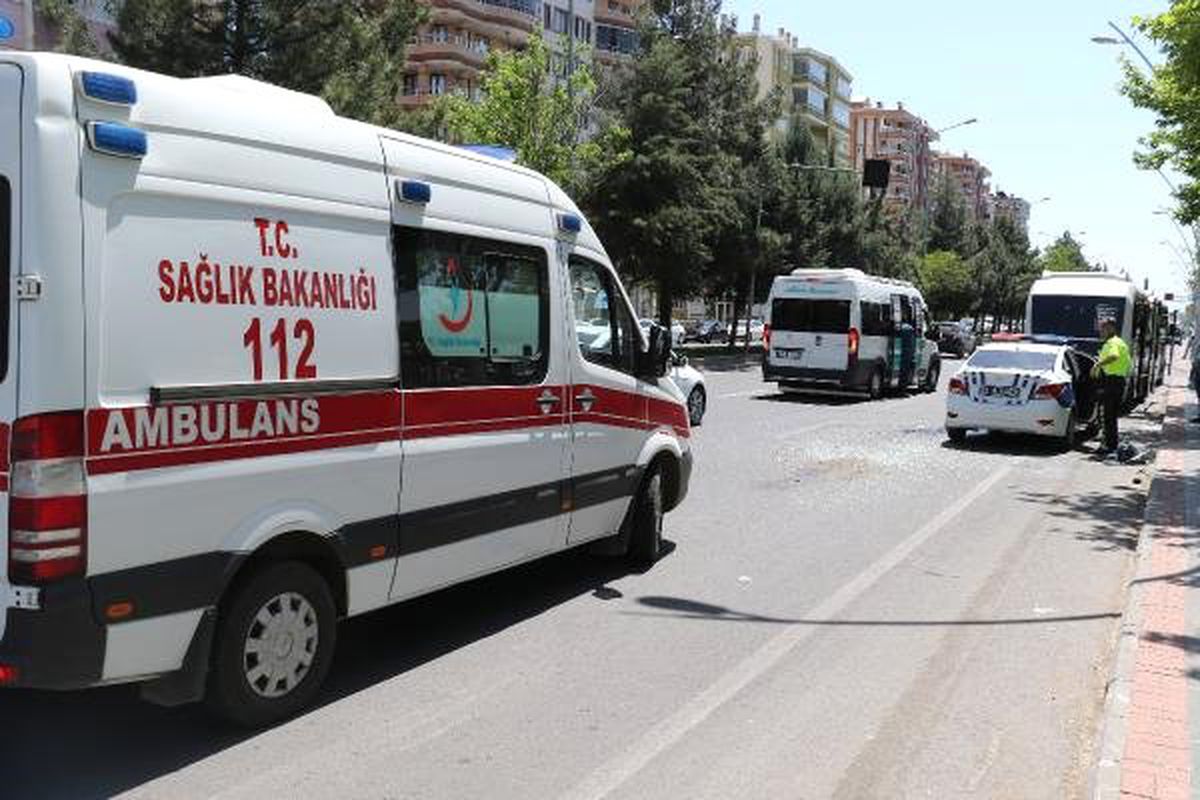 Freni Boşalan Yolcu Minibüsü, Başka Minibüse Çarptı: 12 Yaralı