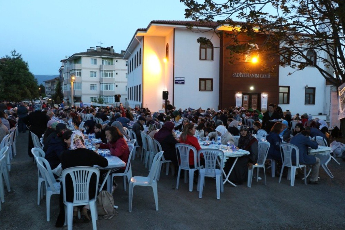 Geleneksel Mahalle İftarı Cemal Caymaz Mahallesinde Başladı