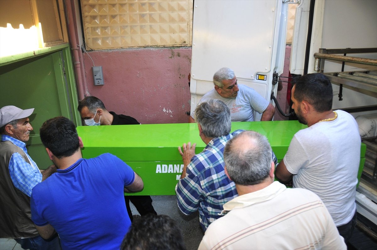 Güncelleme - Adana\'da Motosiklet Refüje Çarptı: 2 Ölü