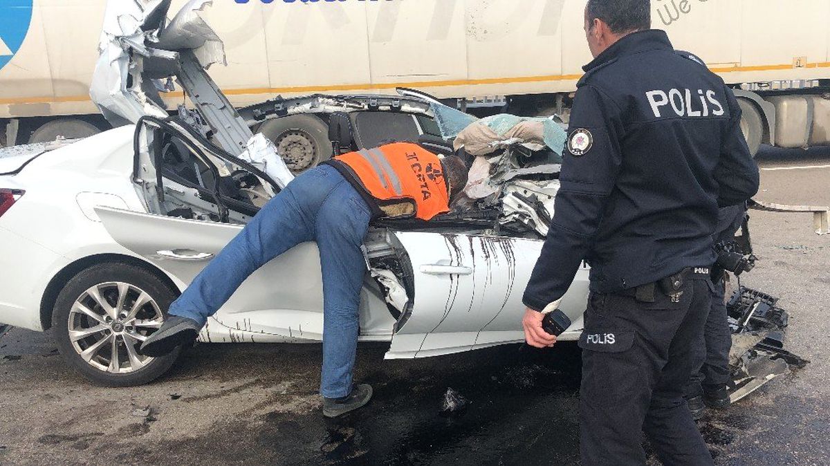 Hareket Halinde Uyuyan Sürücü Tır\'a Arkadan Çarptı