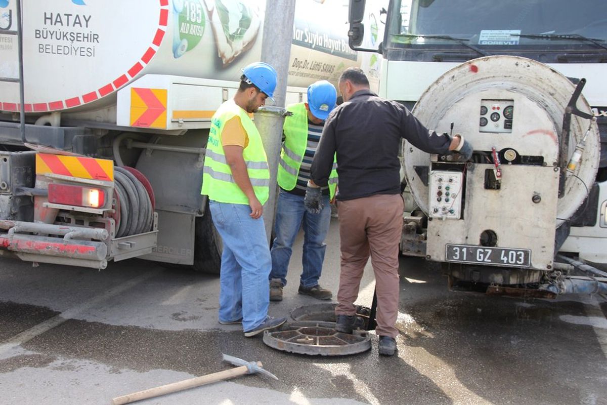 İskenderun\'da Taş Kütleleri İle Tıkanan Hat Temizlendi