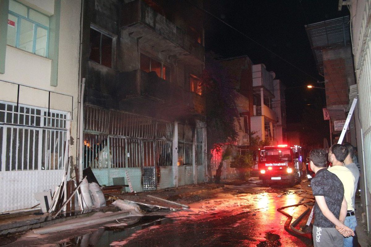 İzmir\'de Mobilya Atölyesinde Yangın