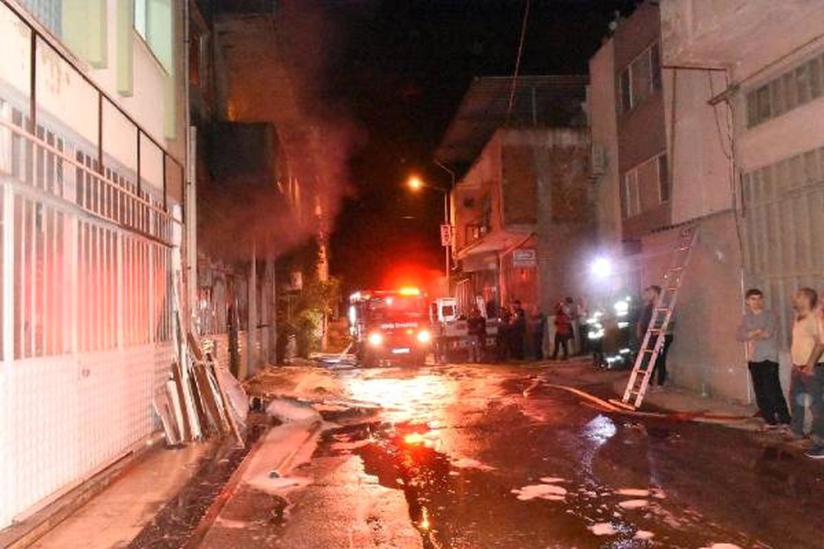 İzmir\'de Mobilya Atölyesinde Yangın