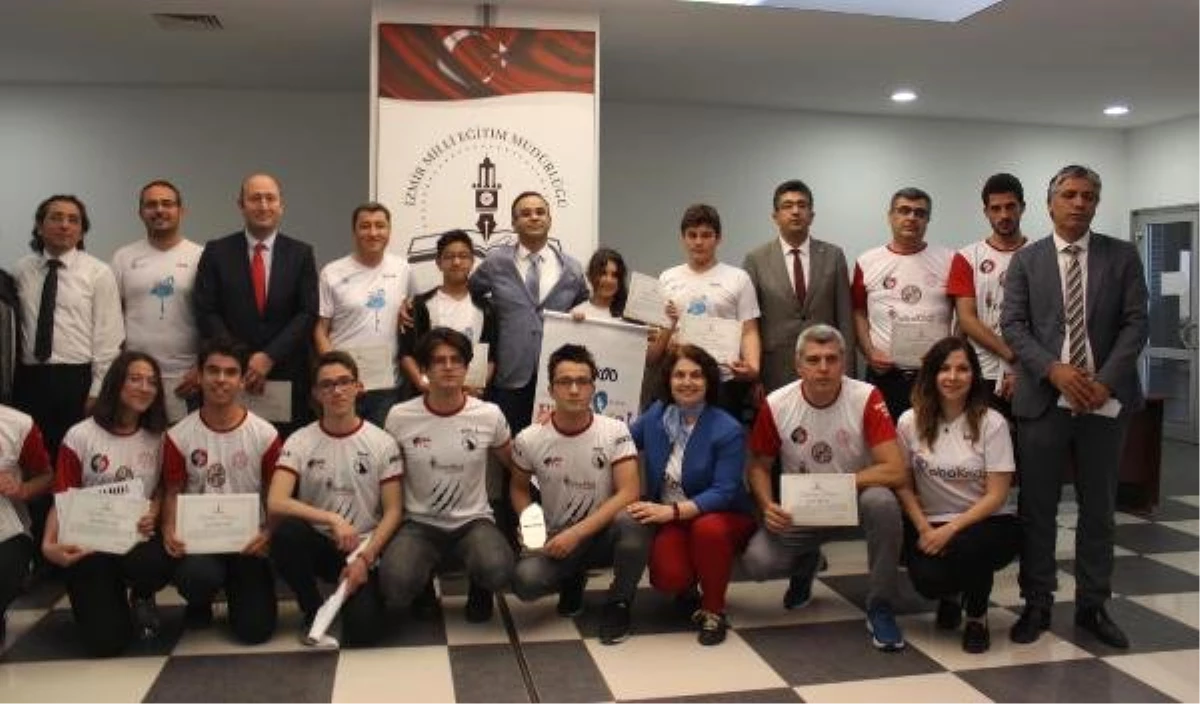 İzmirli 3 Okul Dünya Robot Olimpiyatı\'nda Türkiye\'yi Temsil Edecek