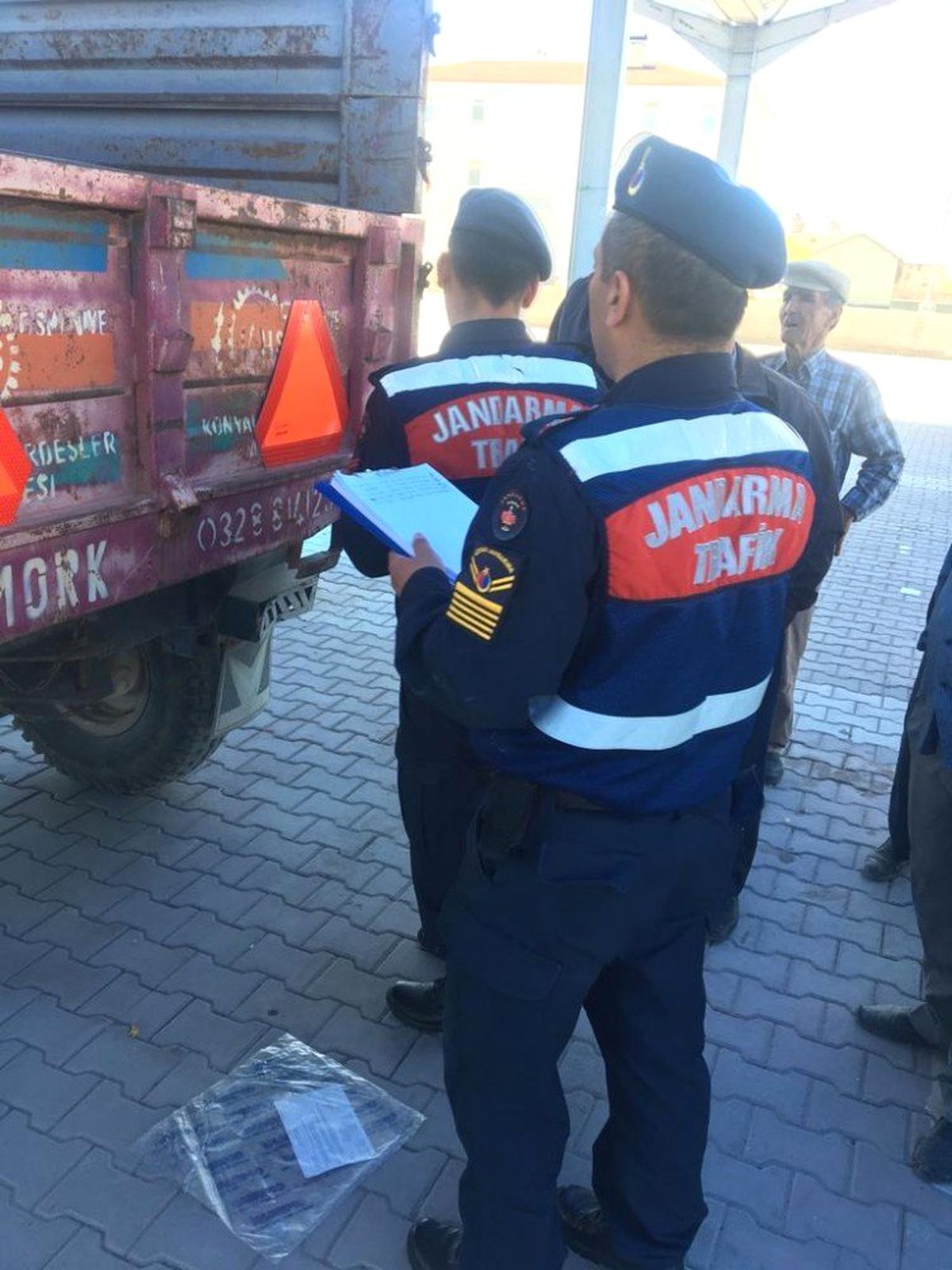 Jandarma Konaklı\'da Çiftçilerin Römorklarına Reflektör Taktı