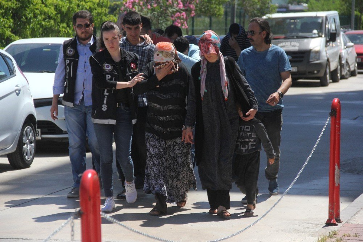 Kadının Vücuduna Sardığı Uyuşturucuyu Narkotik Köpeği Buldu