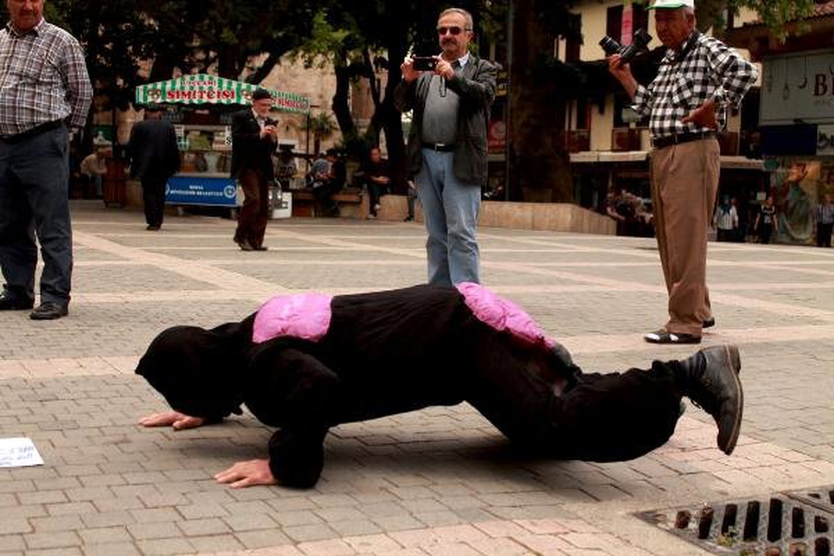 Karınca Köstümü Giyip, Kadına Şiddete Tepki Gösterdi