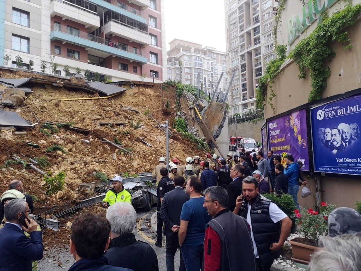 Kayaşehir\'de Bir Sitenin İstinat Duvarı Çöktü.