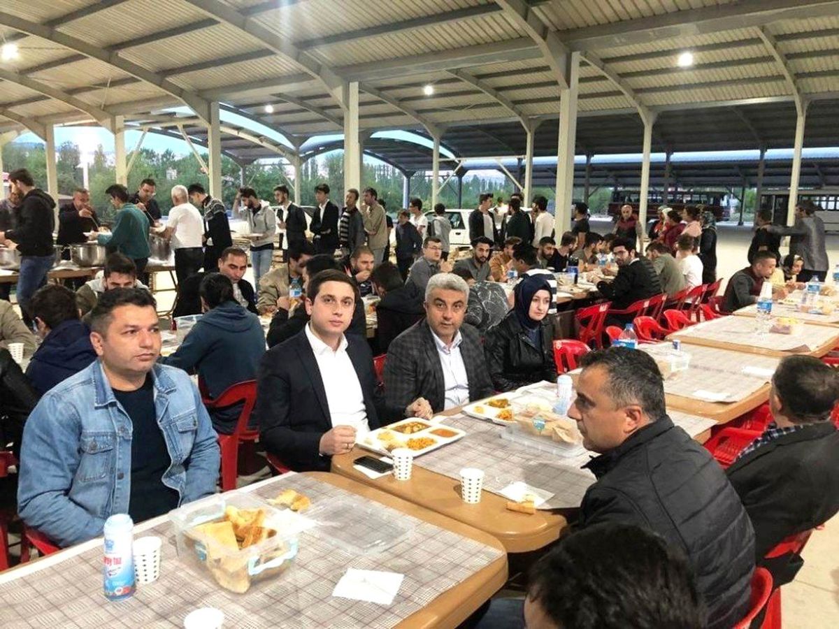 Kaymakam Başar ve Başkan Çalışkan Oruçlarını İftar Çadırında Açtı