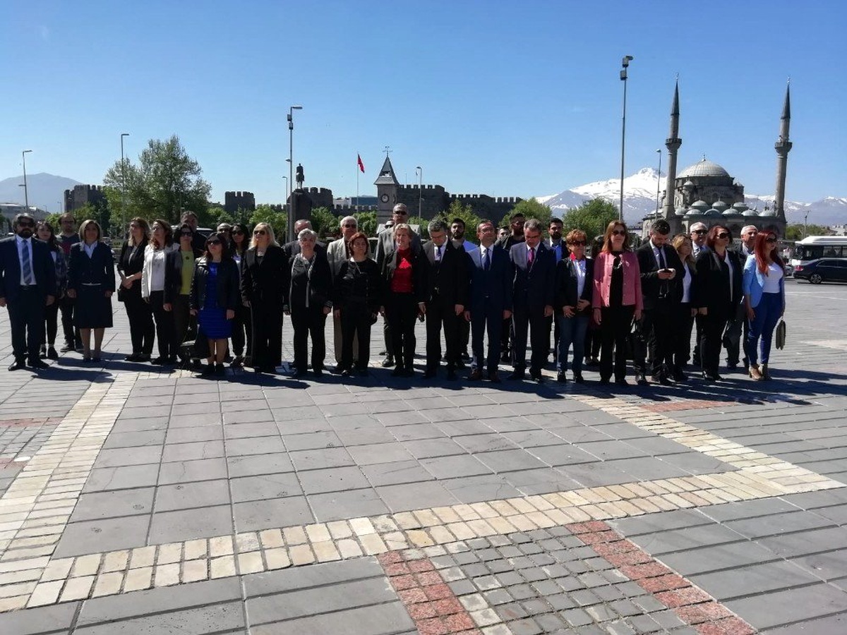 Kayseri Eczacılar Odası Genel Sekreteri Uğur Nuri Akın: "İnternetten Pek Çok Şey Alabilirsiniz Ama...