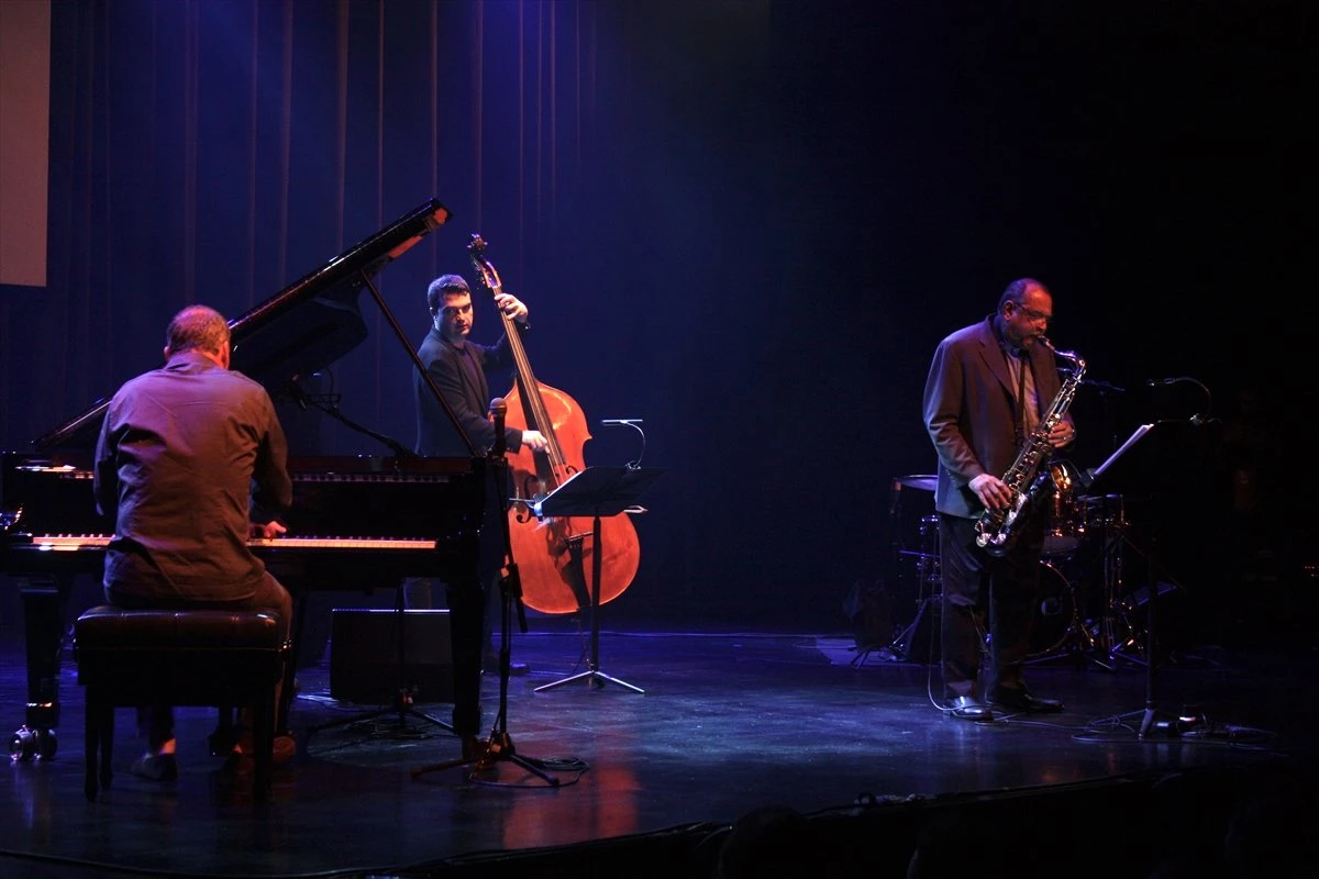 Kerem Görsev Trio & Ernie Watts" Konseri
