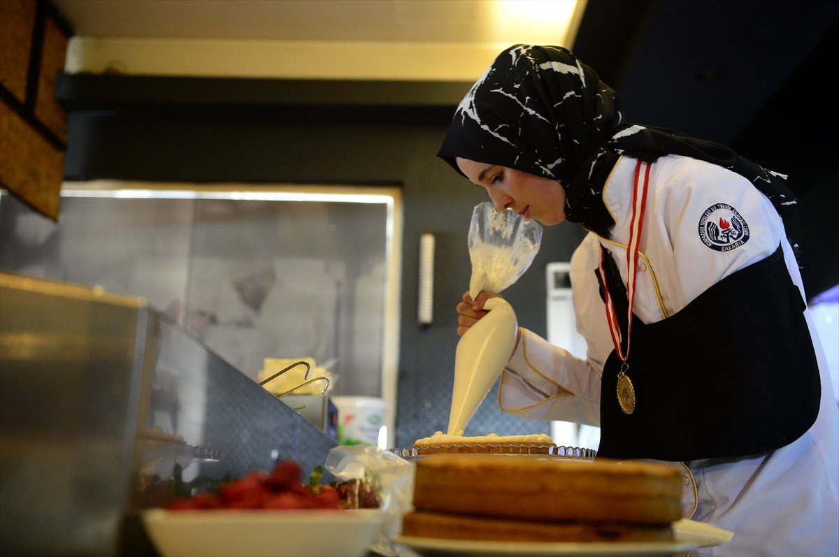 Kolunu Kaybetmesi Yemek Yapma Aşkını Engellemedi