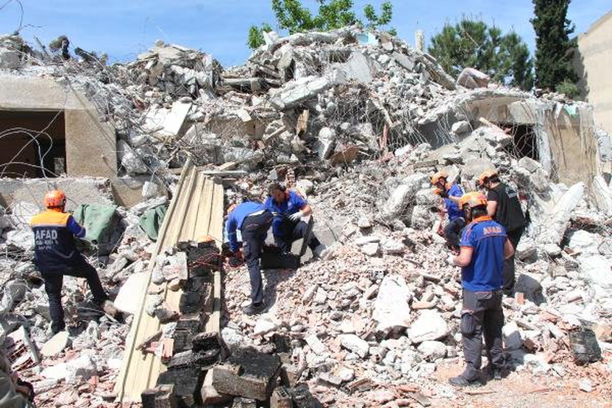 Liselilerden Kentsel Dönüşüm İçin Yıkılan Evlerde Deprem Tatbikatı