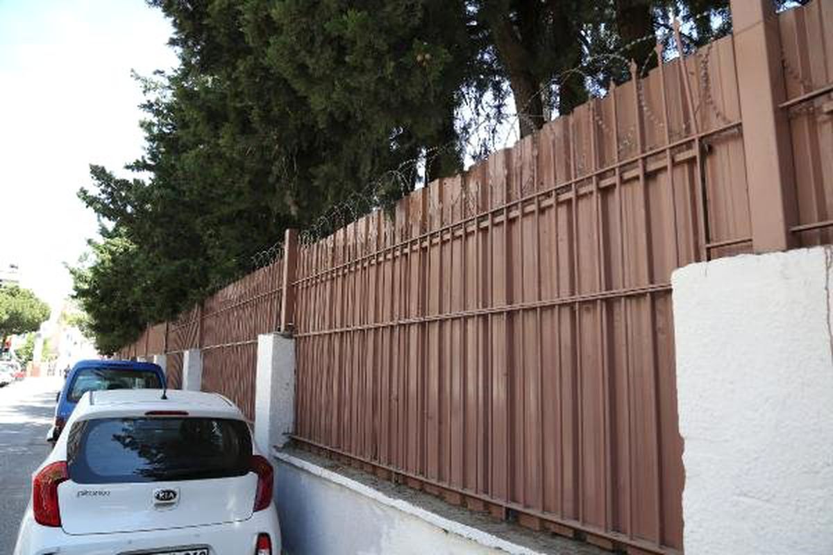 Okul Duvarına \'Jiletli Tel\' Önlemi