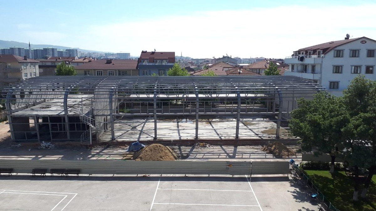 Orhangazi Spor Salonu\'nun Dış Cephesi Belirginleşti