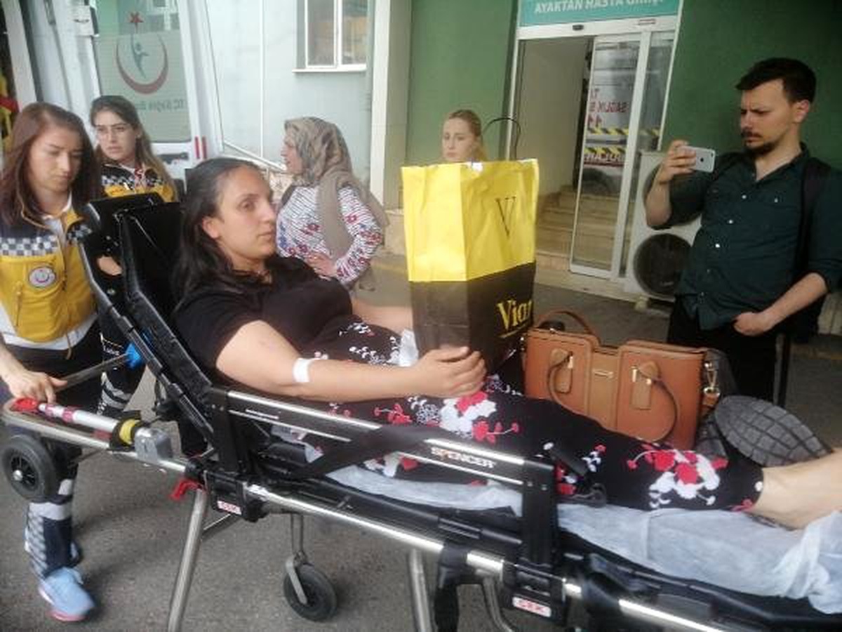Otomobil Bijuteri Dükkanına Daldı: 2 Yaralı