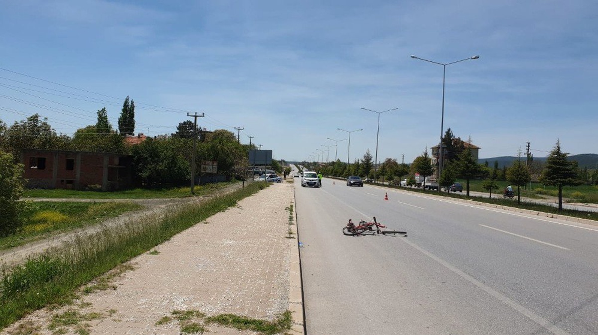 Otomobilin Çarptığı Bisiklet Sürücüsü Hayatını Kaybetti