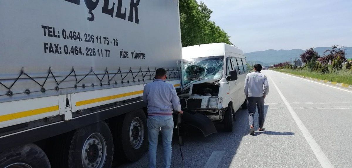 Park Halinde Ki Tır\'a Arkadan Çarptı