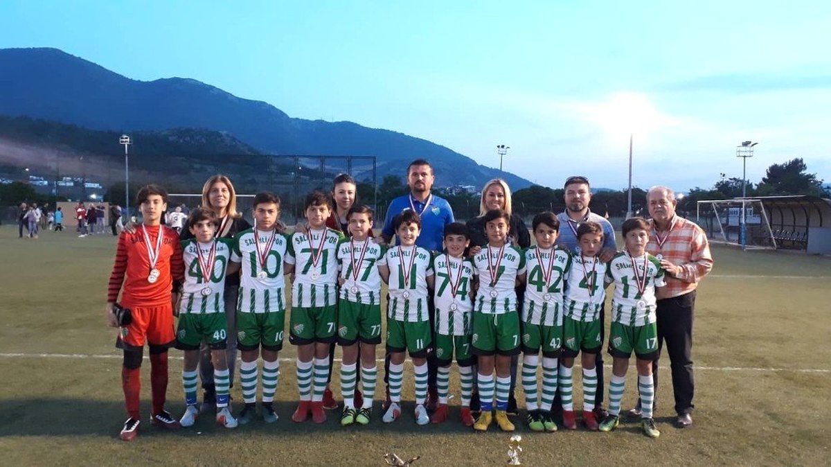 Salihlispor\'un Minikleri İzmir\'de Şampiyon Oldu