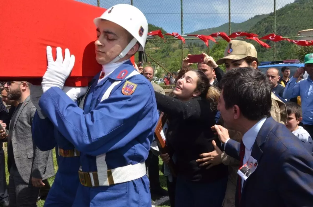 Şehit Eşinin Sözleri Yürekleri Sızlattı: "Sana Doyamadım, Seni Böyle mi Karşılayacaktık, Beni de...