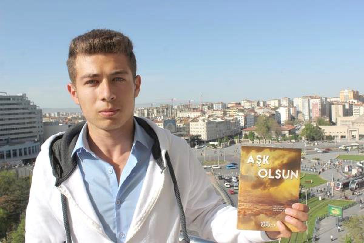 Sevgilisine Yazdığı Şiirleri Kitapta Topladı