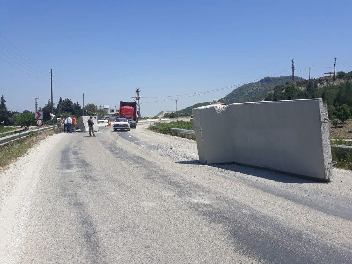 Sınıra Götürülen Duvar Perdeler Karayolunda Devrildi