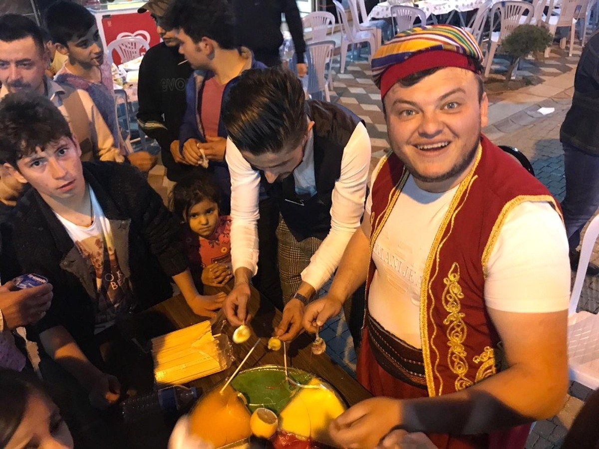 Söğüt Esnafı Bir Araya Gelip Bin 200 Kişiye İftar Verdi