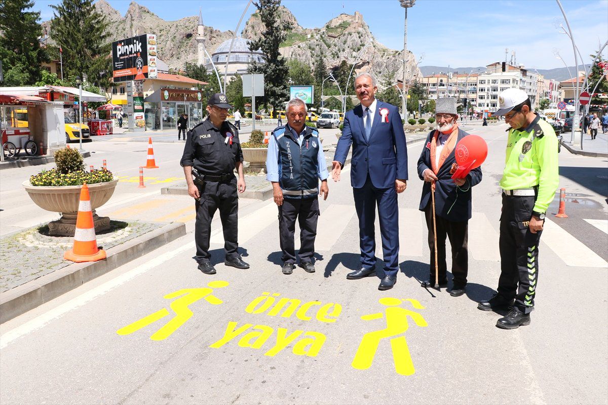 Sürücüler Yaya Geçitlerinde "Yaya Figürleri" ile Uyarılacak