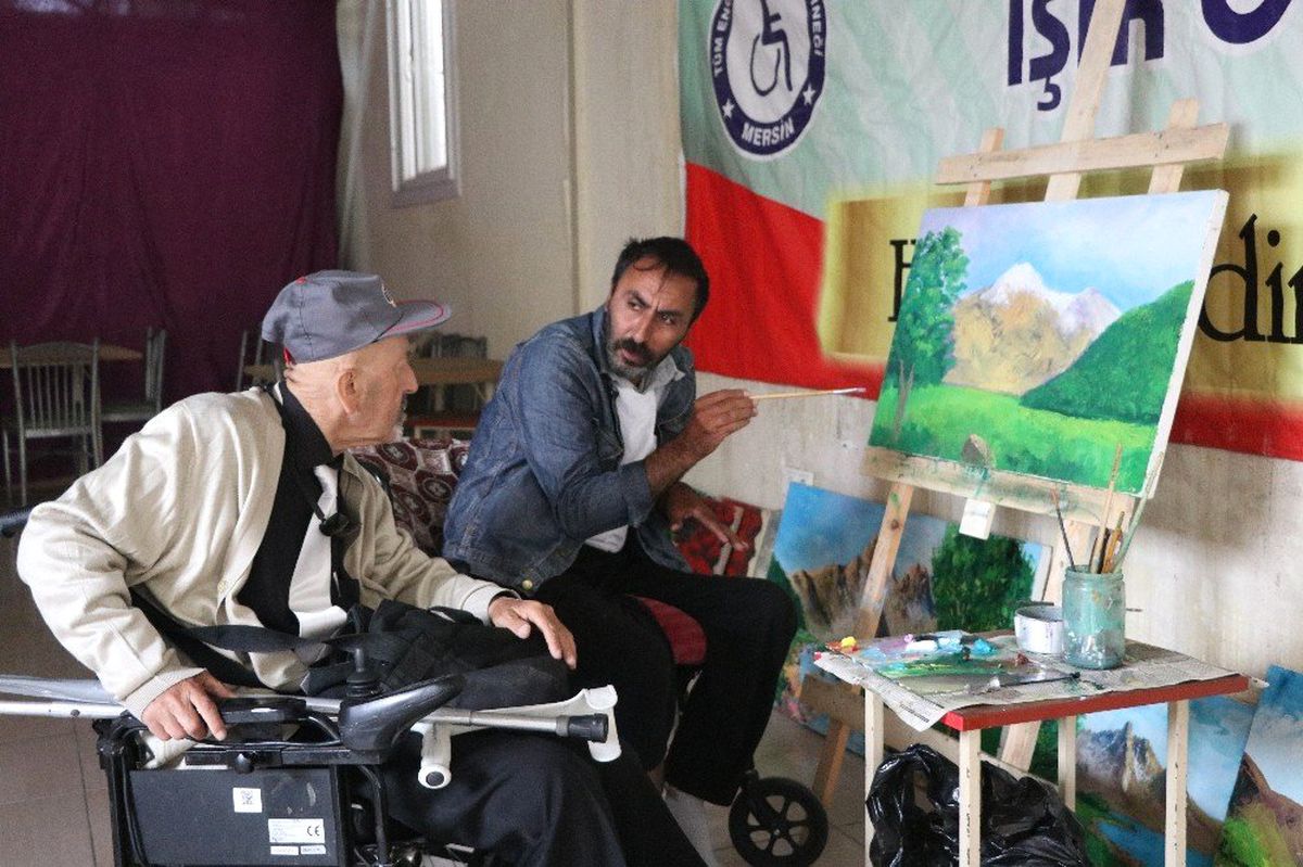Süsleme Yaparken Engelli Olan Ressam, Şimdi Engellilere Resim Öğretmek İstiyor