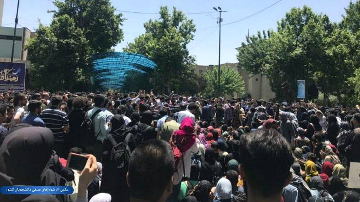 Tahran Üniversitesi\'nde Zorunlu Başörtü Uygulaması Protesto Edildi