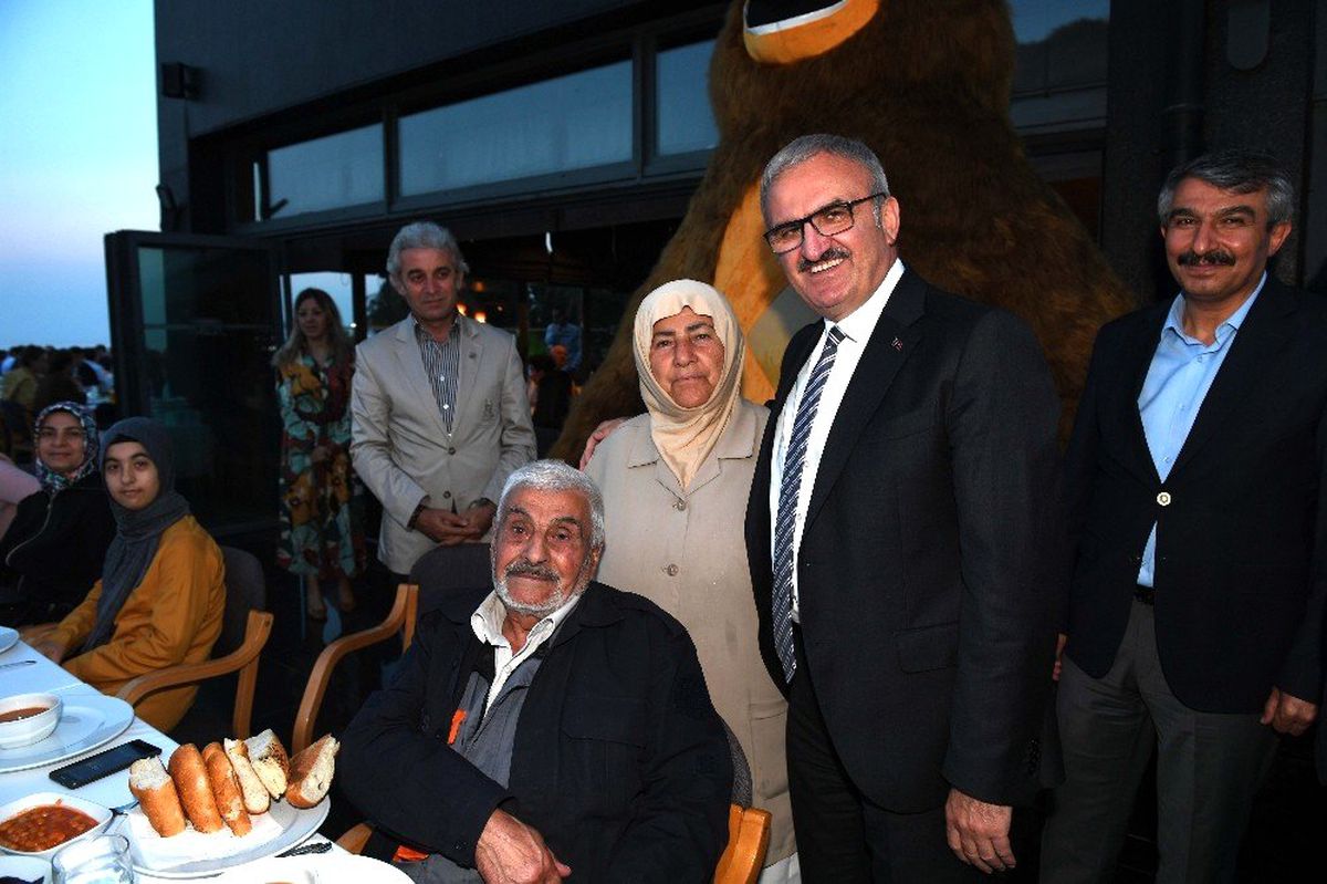 Vali Karaoğlu Kimsesiz Çocuklar ve Yaşlılarla İftar Yaptı
