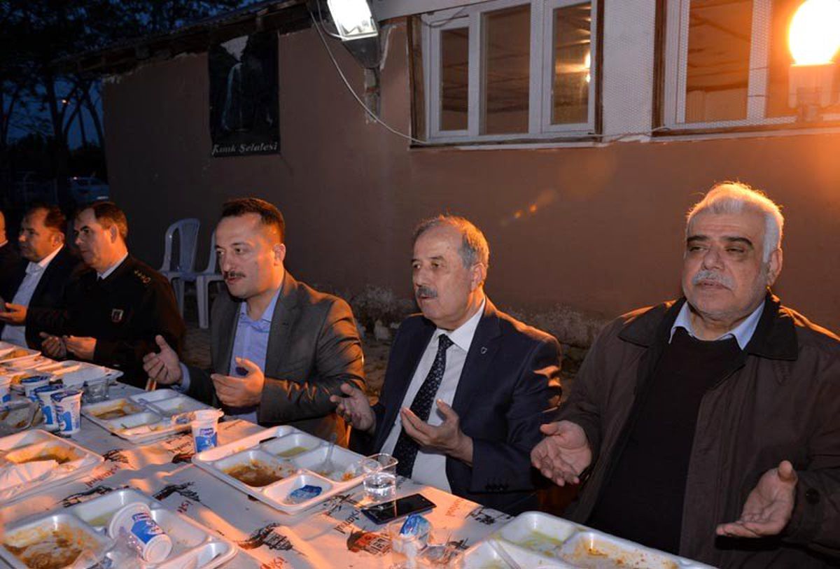 Vali Şentürk, Köylülerle İftar Yaptı