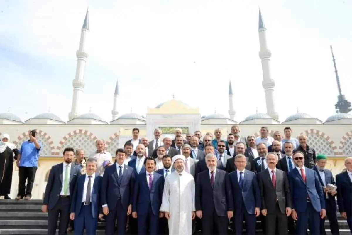 38\'inci Dini Yayınlar Fuarı Büyük Çamlıca Camii Avlusunda da Açıldı