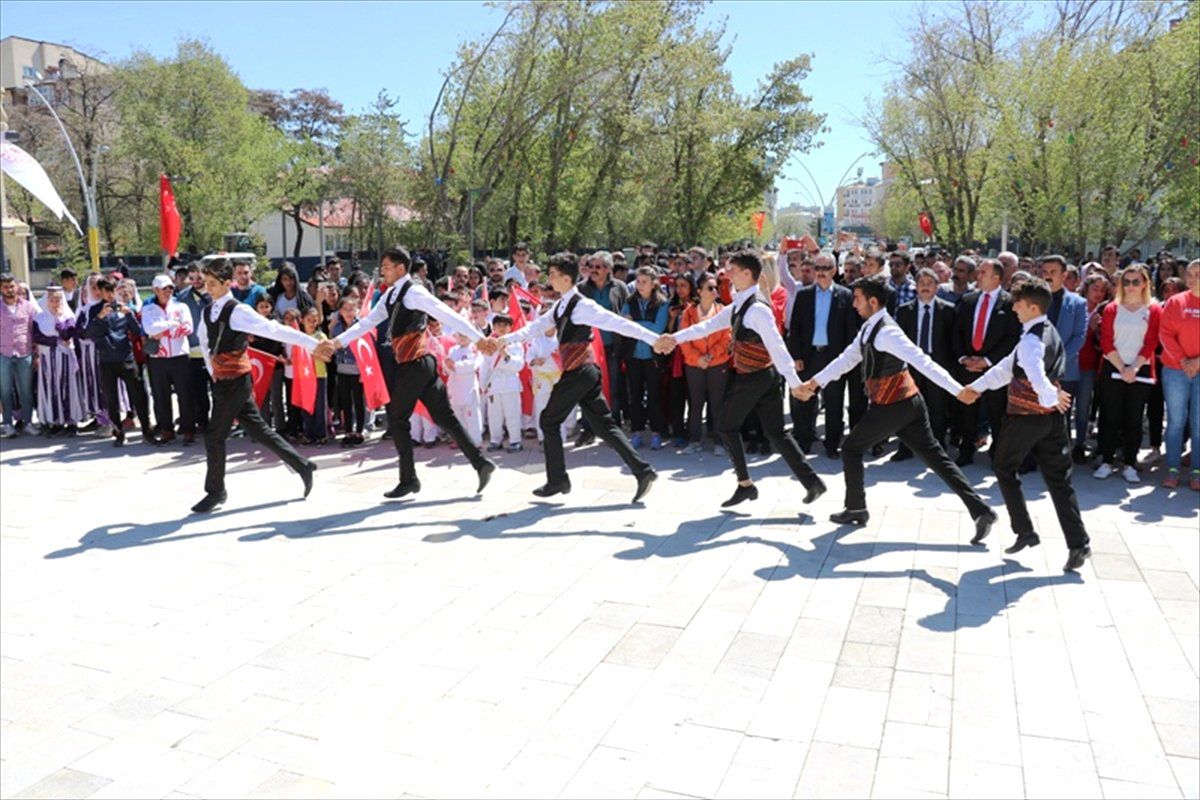 Ağrı\'da "Gençlik Haftası" Yürüyüşle Başladı