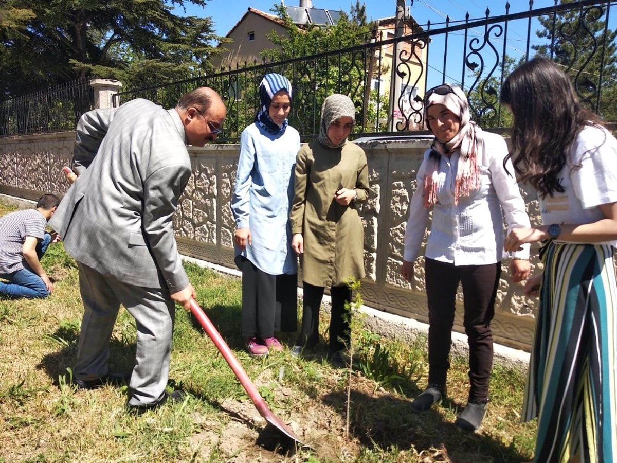 Akşehir\'de Engelli Çocuklar Fidan Dikti