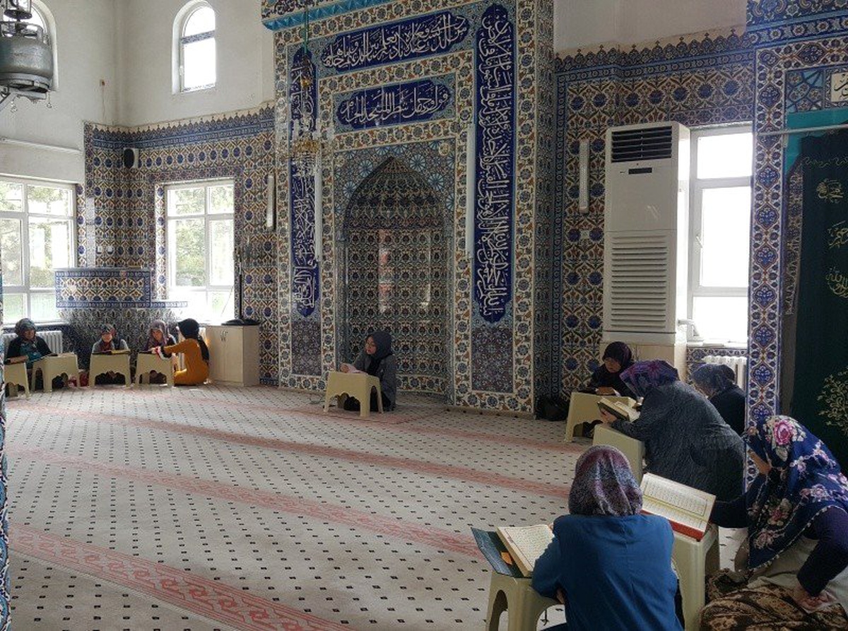 Anadolu İmam Hatip Lisesi Öğrencileri Ramazan Ayında Camilerde Gönüllü Görev Yapıyor
