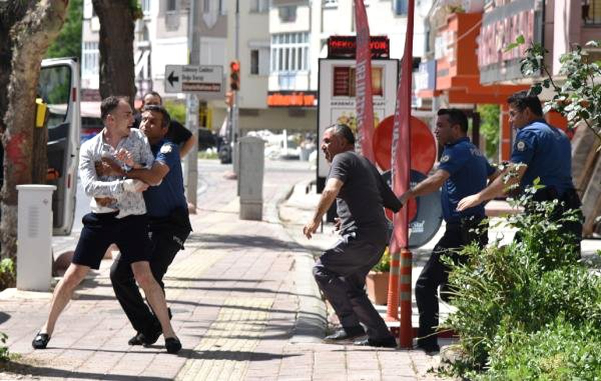 Babasıyla Kavga Etti, 7\'nci Kattan Eşyaları Attı